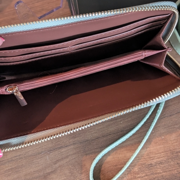 Mint Green Tote Bag Matching Wallet And Removable Adjustable Crossbody Strap. - Picture 6 of 7